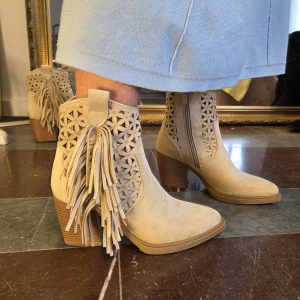 Stövlett med fransar och cut out – Beige
