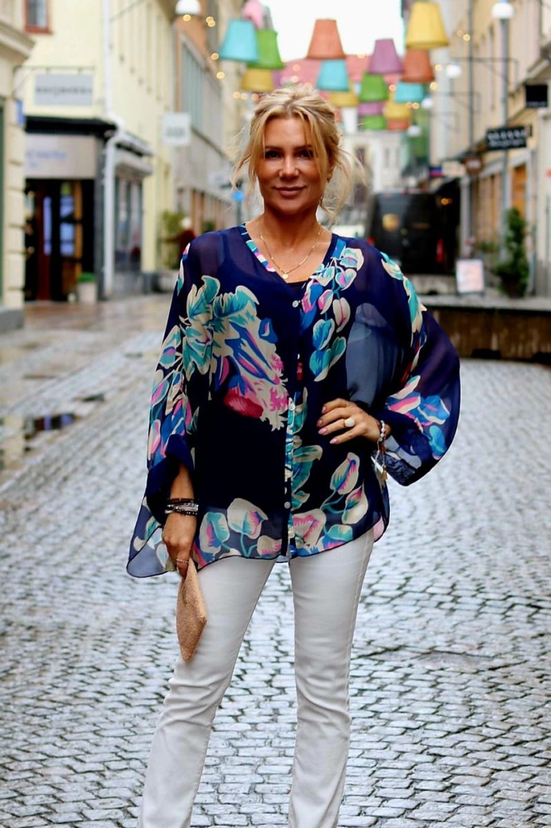 Sandy – Silkestunika med knappar och linne – Navy - Bild 8