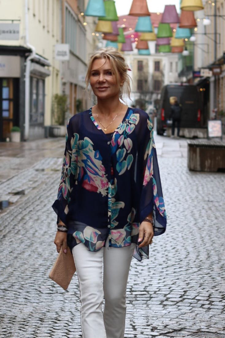 Sandy – Silkestunika med knappar och linne – Navy - Bild 7