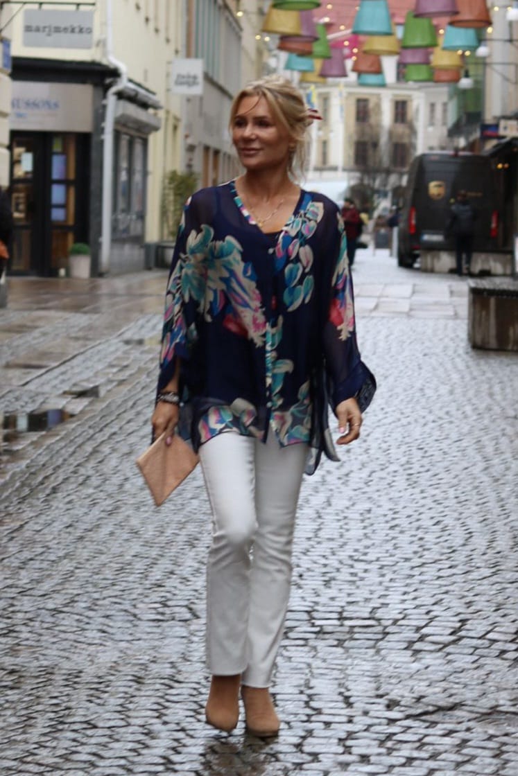 Sandy – Silkestunika med knappar och linne – Navy - Bild 5