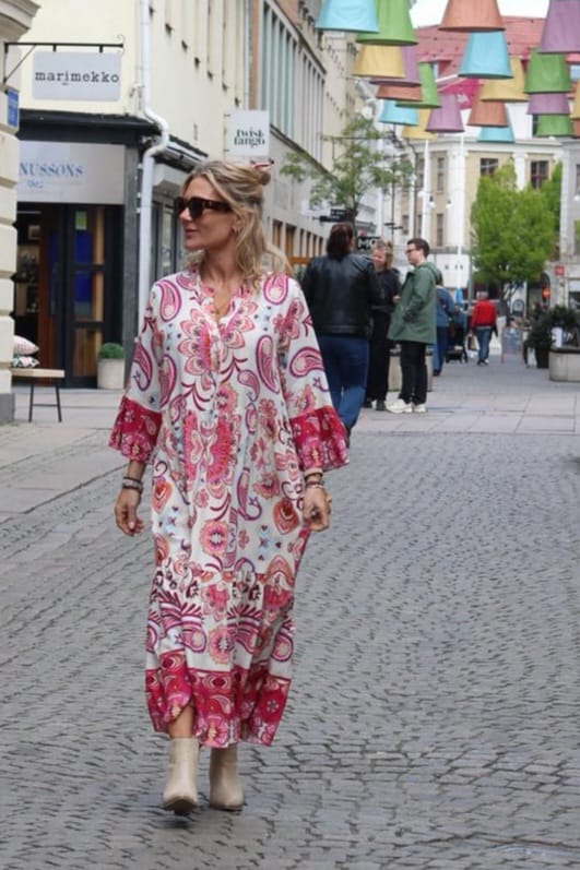 Alice Lång paisleyklänning – Cerise - Bild 5