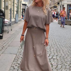 Finstickad kjol med guldknappar – Taupe