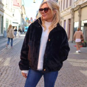 Becca – Jacka i fuskpäls – Svart