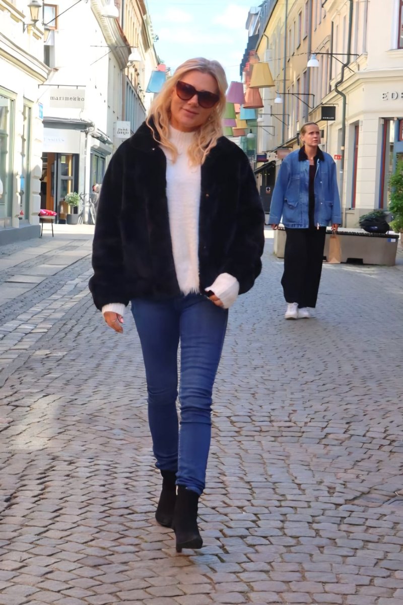Becca – Jacka i fuskpäls – Svart - Bild 8