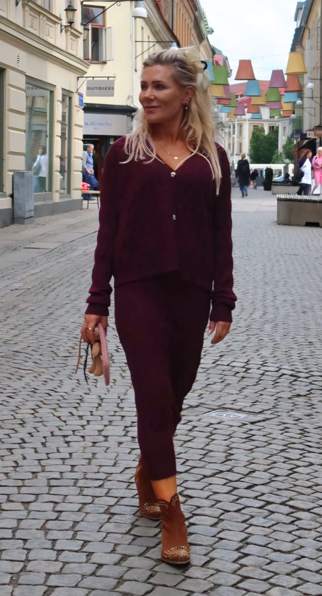 Denise – Kjol & kofta flätstickat set – Bordo - Bild 8