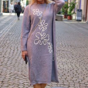 Betty – Stickad Poloklänning med blommönster – Grå