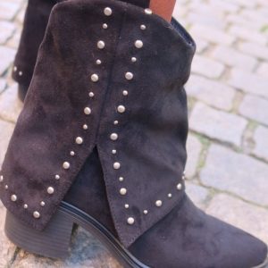 Låga mockaboots med nitar och kappa – Svart