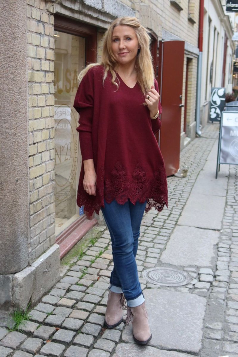 Adele – Oversize tröja med spets – Bordo - Bild 5