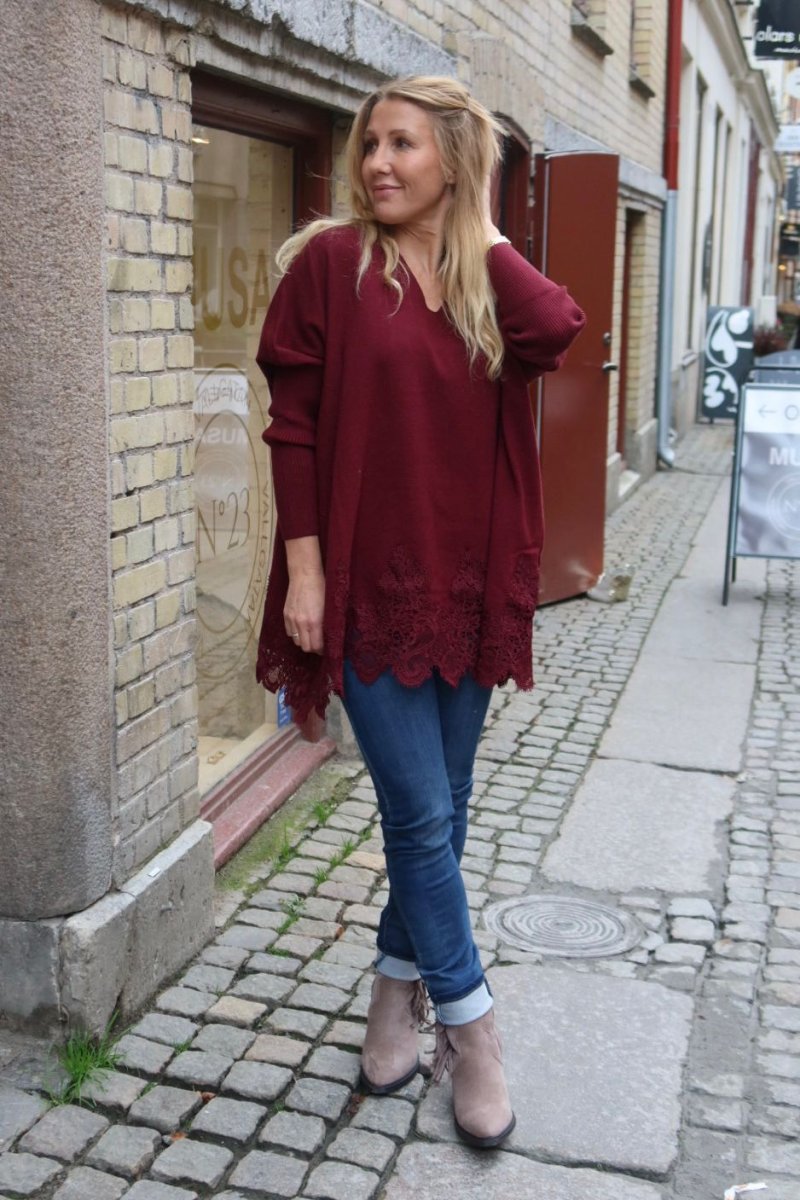 Adele – Oversize tröja med spets – Bordo - Bild 4