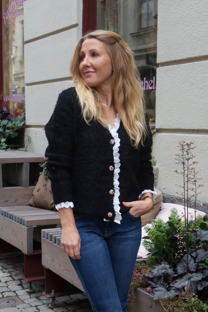 Holly – Kofta med spets och guldknappar – Svart - Bild 2