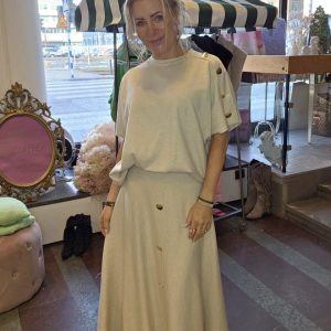 Finstickad kjol med guldknappar – Beige