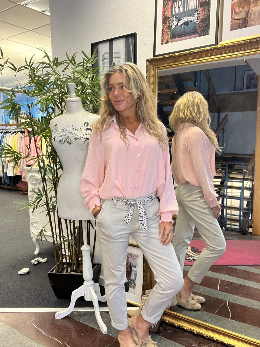 Stretchiga chinos med volangdetalj på fickan – Beige - Bild 2