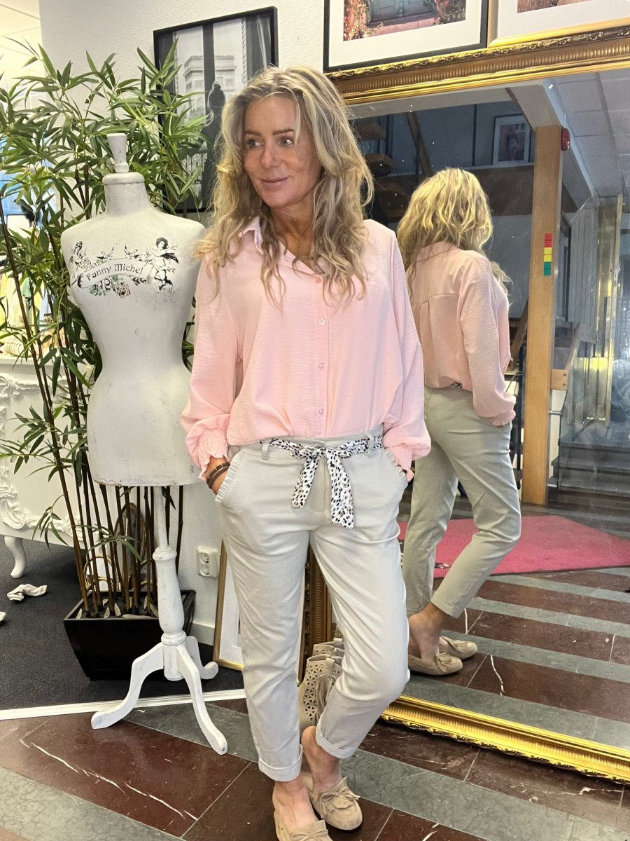 Stretchiga chinos med volangdetalj på fickan – Beige - Bild 7