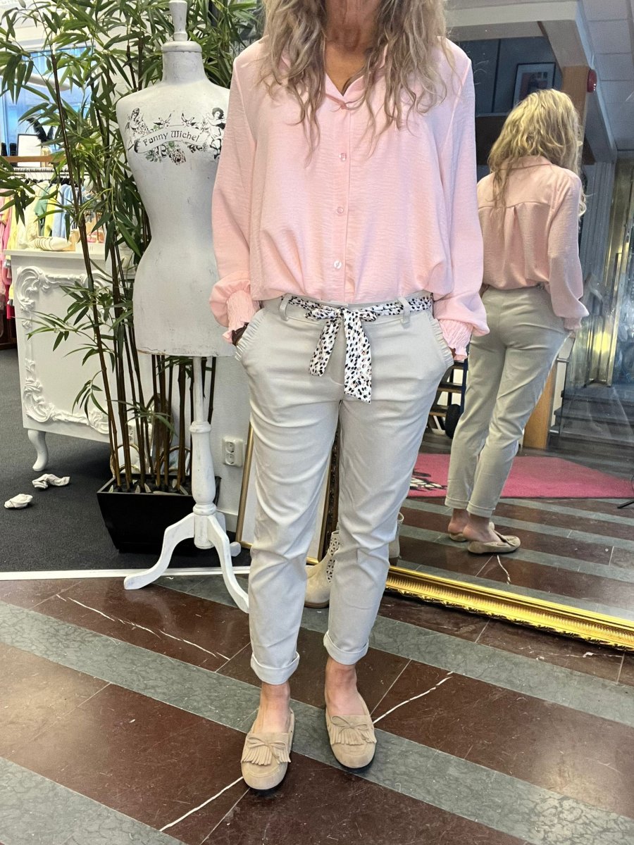 Stretchiga chinos med volangdetalj på fickan – Beige - Bild 4
