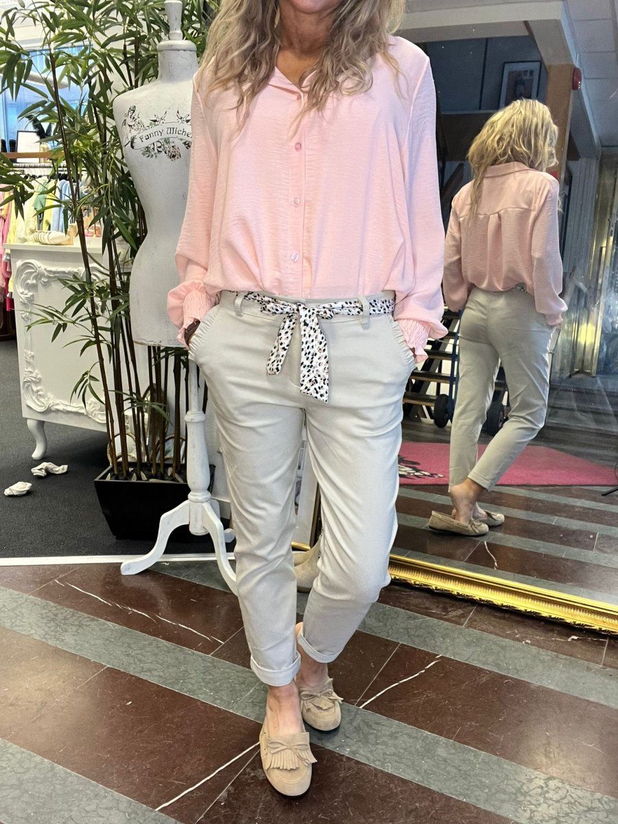 Stretchiga chinos med volangdetalj på fickan – Beige - Bild 5
