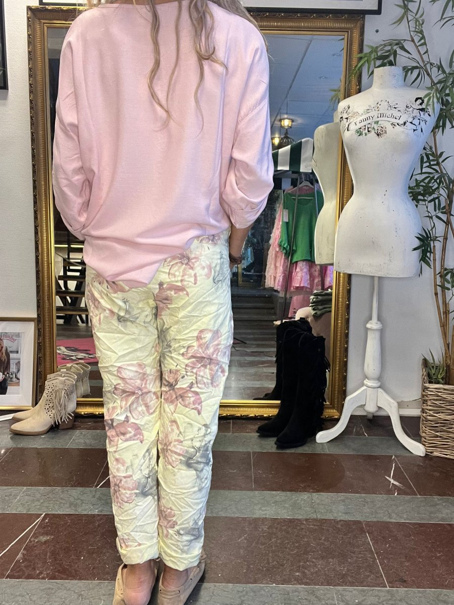 Stretchiga byxor med stora blommor och knyt – Gul - Bild 8