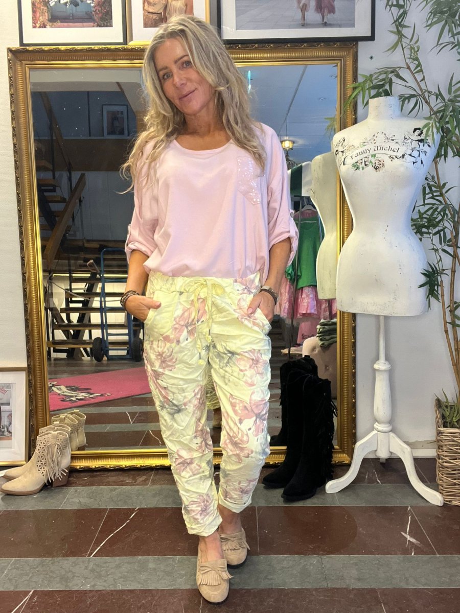 Stretchiga byxor med stora blommor och knyt – Gul - Bild 5