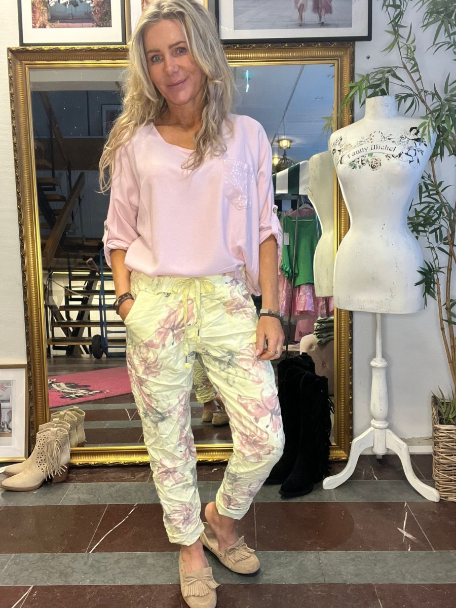 Stretchiga byxor med stora blommor och knyt – Gul