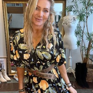 Cynthia – Kort mjukisklänning 505-A3 – Fjäril och citron- Svart
