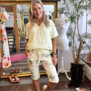 Långa shorts i superstretch med blommönster – Gul