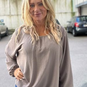 Kiara – Blus med rynk och lång ärm – Taupe