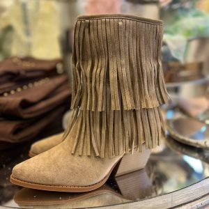 Stövlett med fransar i konstmocka – Taupe